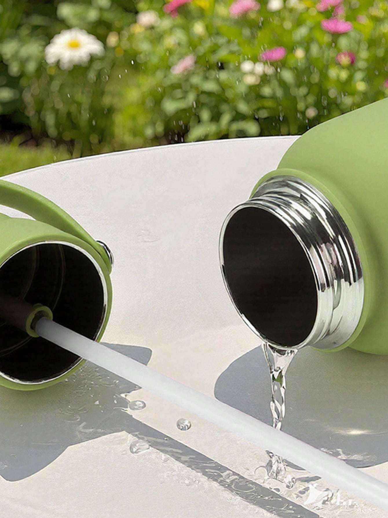 Close-up of the secure, leak-proof lid design on the insulated sports bottle
