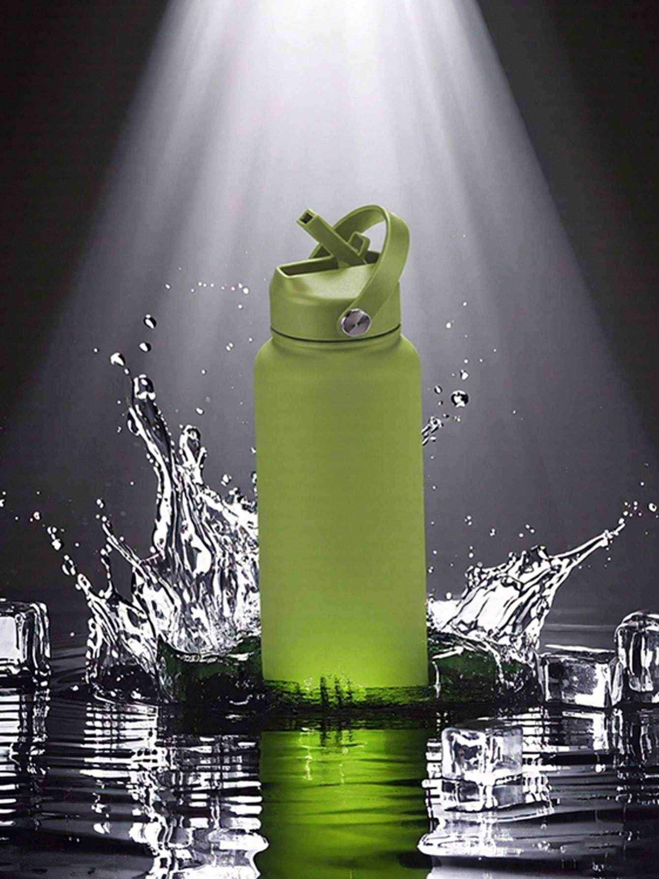 Confortable carry handle on thermal water bottle, perfect for attaching to a backpack or carrying on the go
