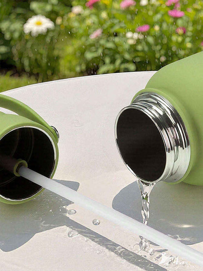 Close-up of the secure, leak-proof lid design on the insulated sports bottle